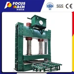 Kaltpressmaschine arbeitet nach unten